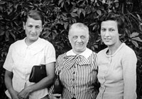 Minna Joseph mit ihren Töchtern Erna Segalowitz (geb. 1905, umgekommen wahrscheinlich 1944 im KZ Stutthof) und Margot Lepehne (geb. 1908, emigrierte 1938 mit ihrem Mann Boris in die USA)  (Foto: Ivar Segalowitz / Quelle: www.hagalil.com/archiv/2011/07/19/tilsit/  und: www.judeninostpreussen.de)